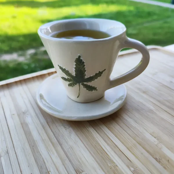 keramikos puodelis arbatai su kanapes lapu ziedu