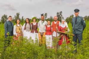 kanapele dainos atlikejas komanda kanapiu lauke 